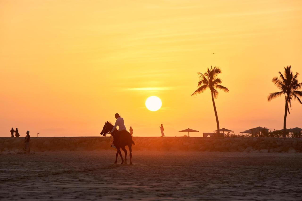 Fanar Hotel & Residences Salalah Exterior foto Sunset at Jumeirah Beach