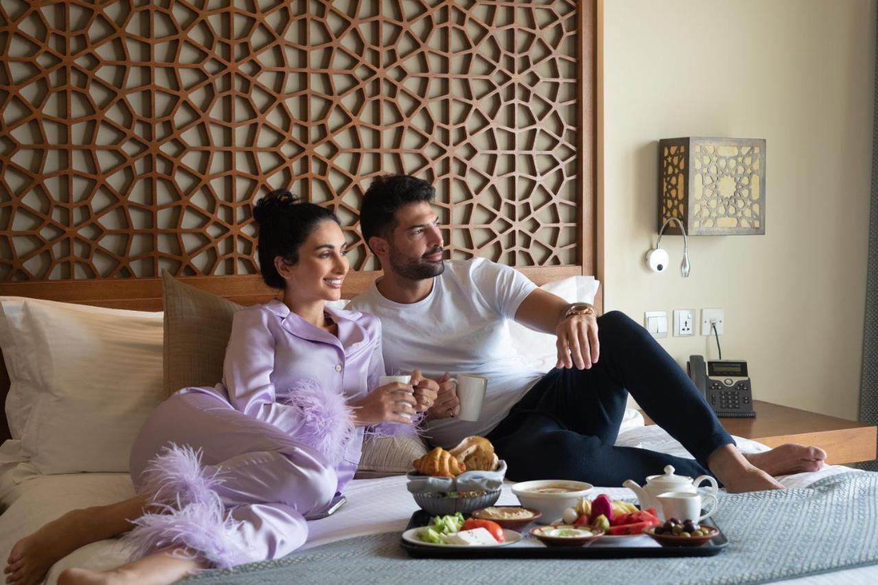 Fanar Hotel & Residences Salalah Exterior foto A couple having room service