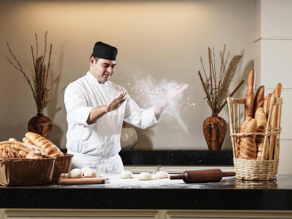 Fanar Hotel & Residences Salalah Exterior foto A baker preparing bread