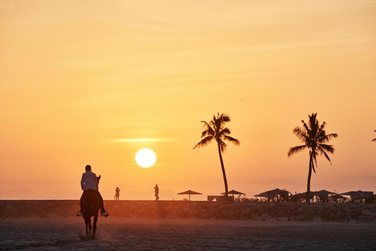 Fanar Hotel & Residences Salalah Exterior foto Sunset at Jumeirah Beach