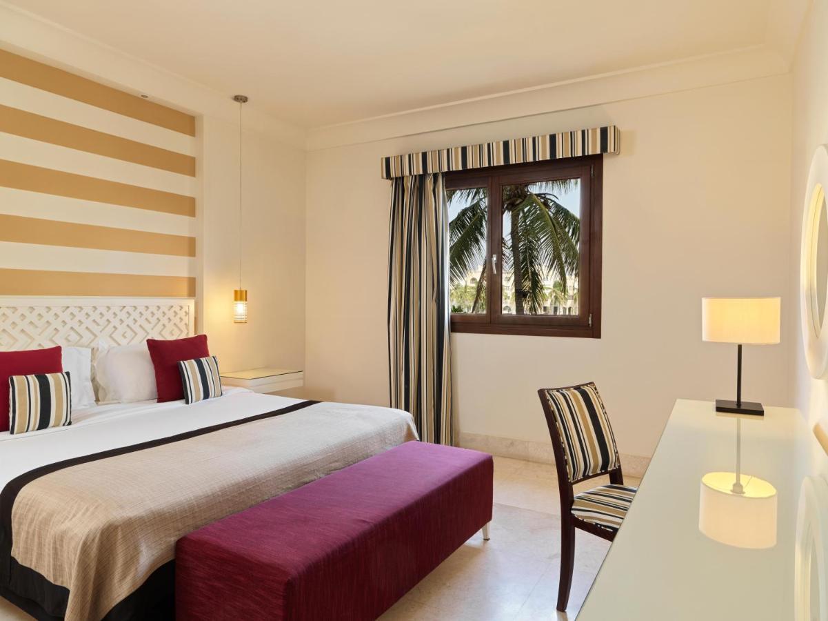 Fanar Hotel & Residences Salalah Exterior foto A bedroom at the hotel