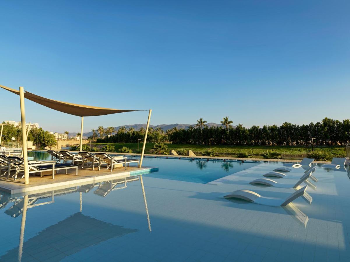 Fanar Hotel & Residences Salalah Exterior foto The swimming pool at the hotel