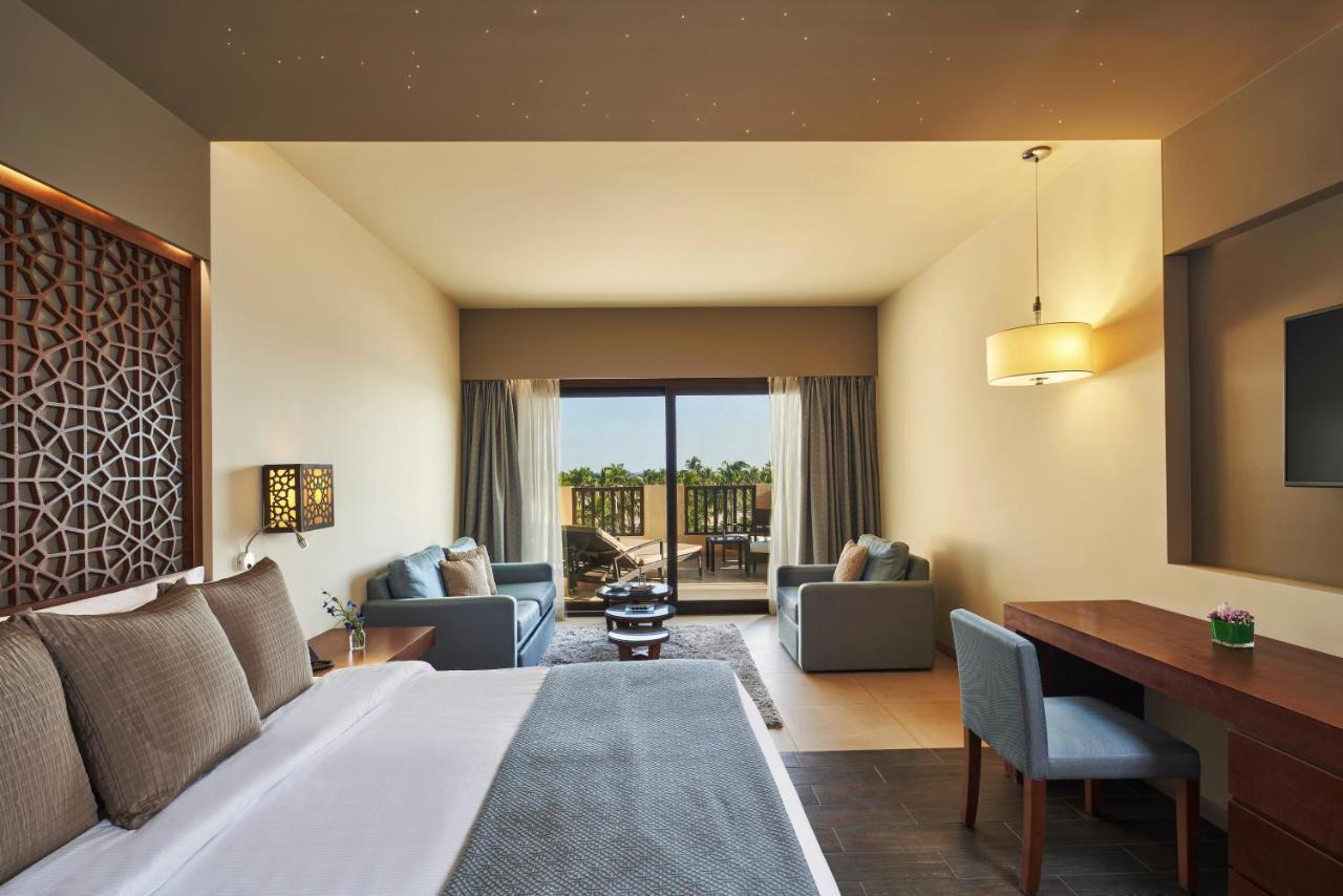 Fanar Hotel & Residences Salalah Exterior foto A room at the hotel