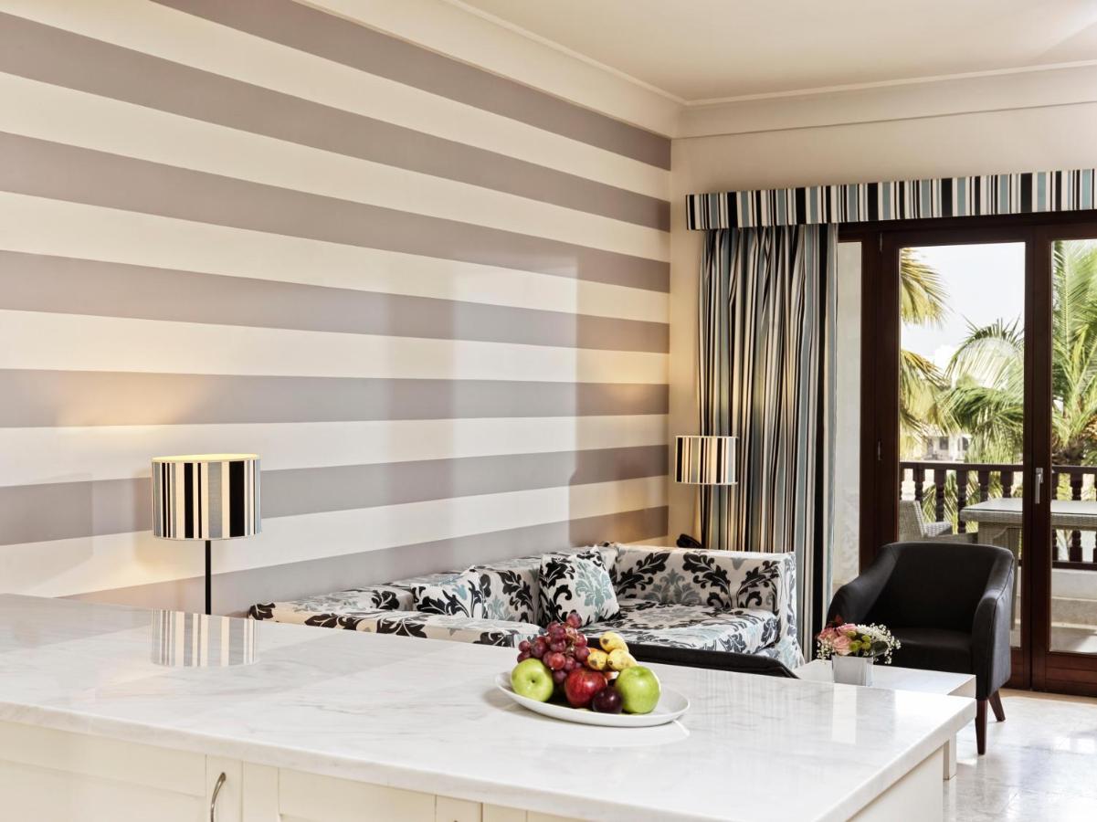 Fanar Hotel & Residences Salalah Exterior foto A room at the hotel