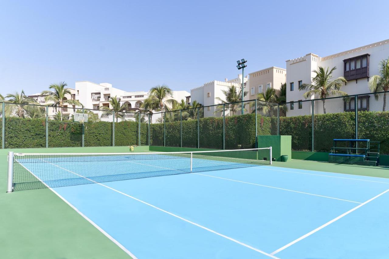 Fanar Hotel & Residences Salalah Exterior foto Tennis court at the resort