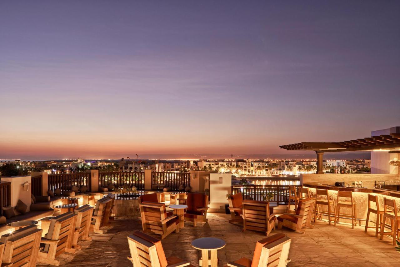 Fanar Hotel & Residences Salalah Exterior foto Rooftop bar at the hotel