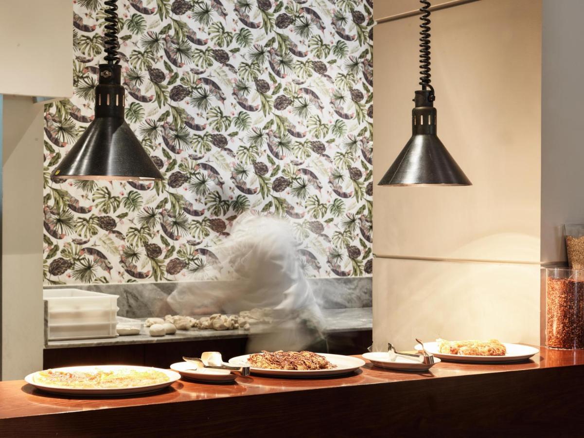 Fanar Hotel & Residences Salalah Exterior foto Open kitchen at a restaurant