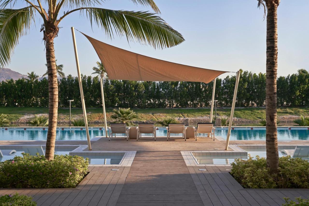 Fanar Hotel & Residences Salalah Exterior foto The swimming pool at the Four Seasons Hotel, The Palm, Dubai