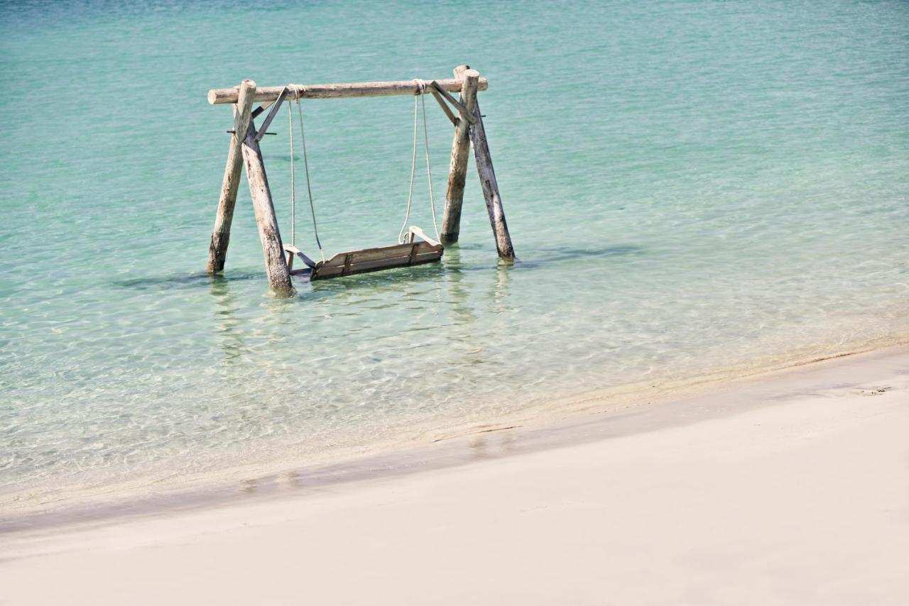 Fanar Hotel & Residences Salalah Exterior foto Swing at the beach