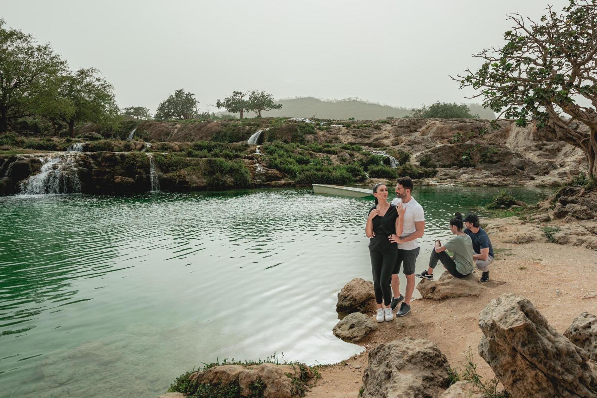 Fanar Hotel & Residences Salalah Exterior foto Tourists at the Al-Qaraa waterfall